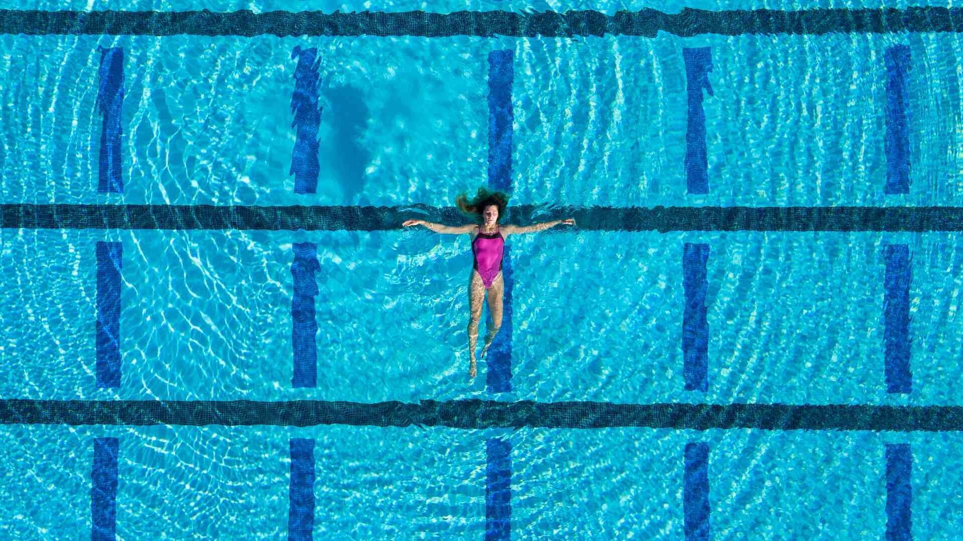 ilanna barkusky water series simetria nadador piscina cenital color fotografia 6