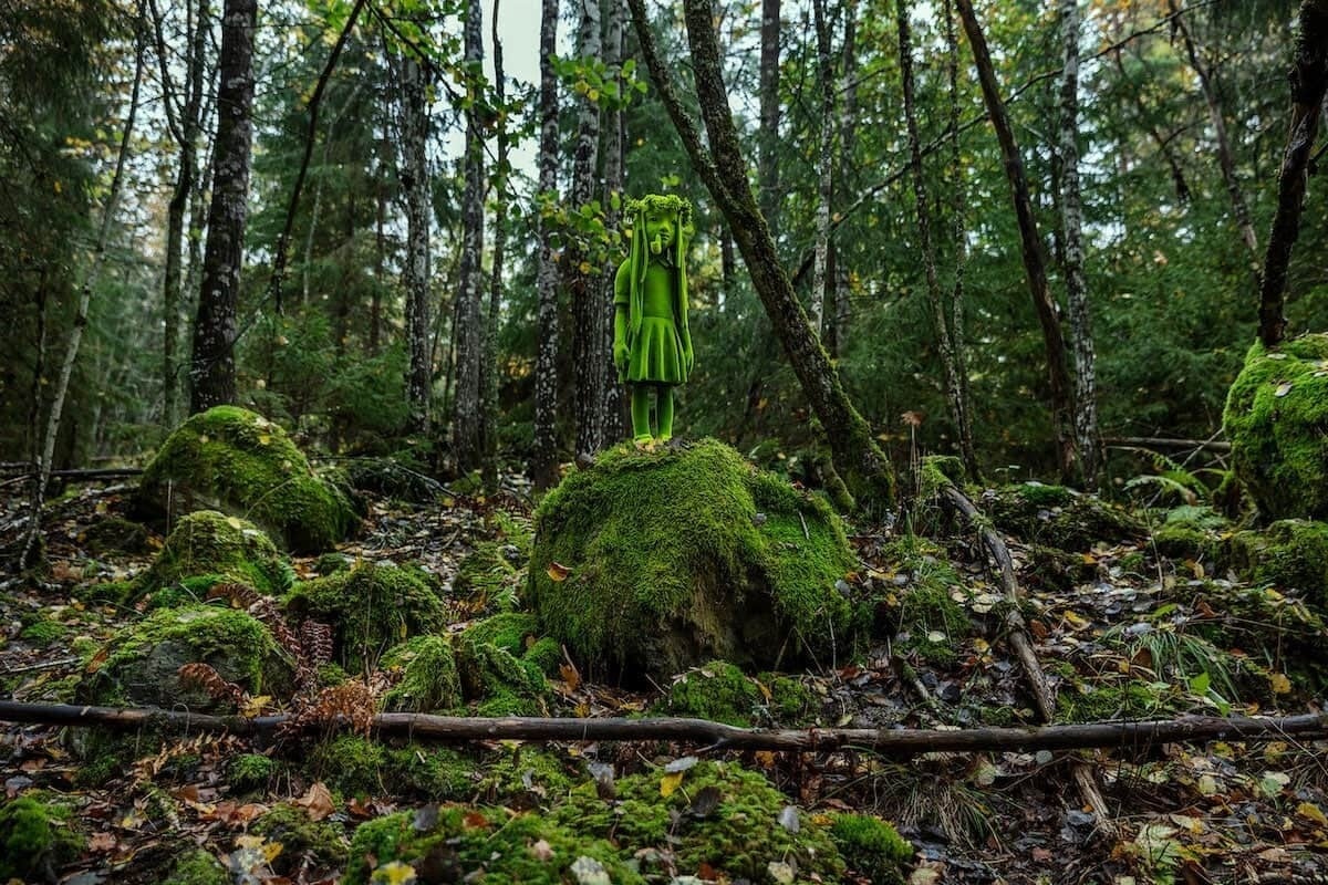 Los niños de musgo que protegen los bosques fineses, por el artista Kim Simonsson