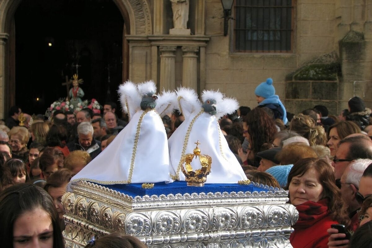 Tradiciones polémicas: la procesión con palomos disfrazados en La Candelaria