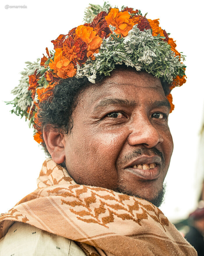omar reda retrato hombres flor arabia saudi habala corona folclore tradicion fotografia