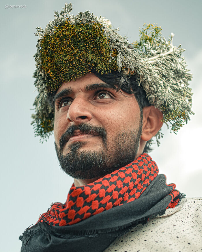 omar reda retrato hombres flor arabia saudi habala corona folclore tradicion fotografia 17