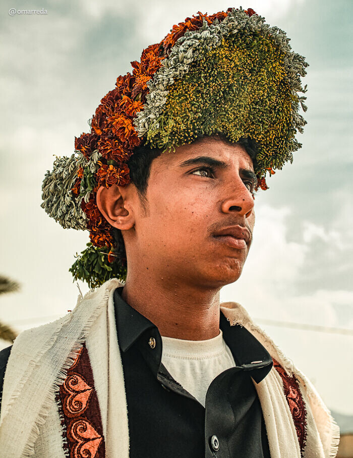omar reda retrato hombres flor arabia saudi habala corona folclore tradicion fotografia 8