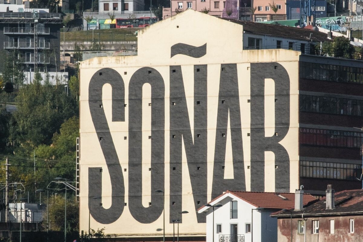 La palabra Soñar pintada en la pared de un edificio de Bilbao.
