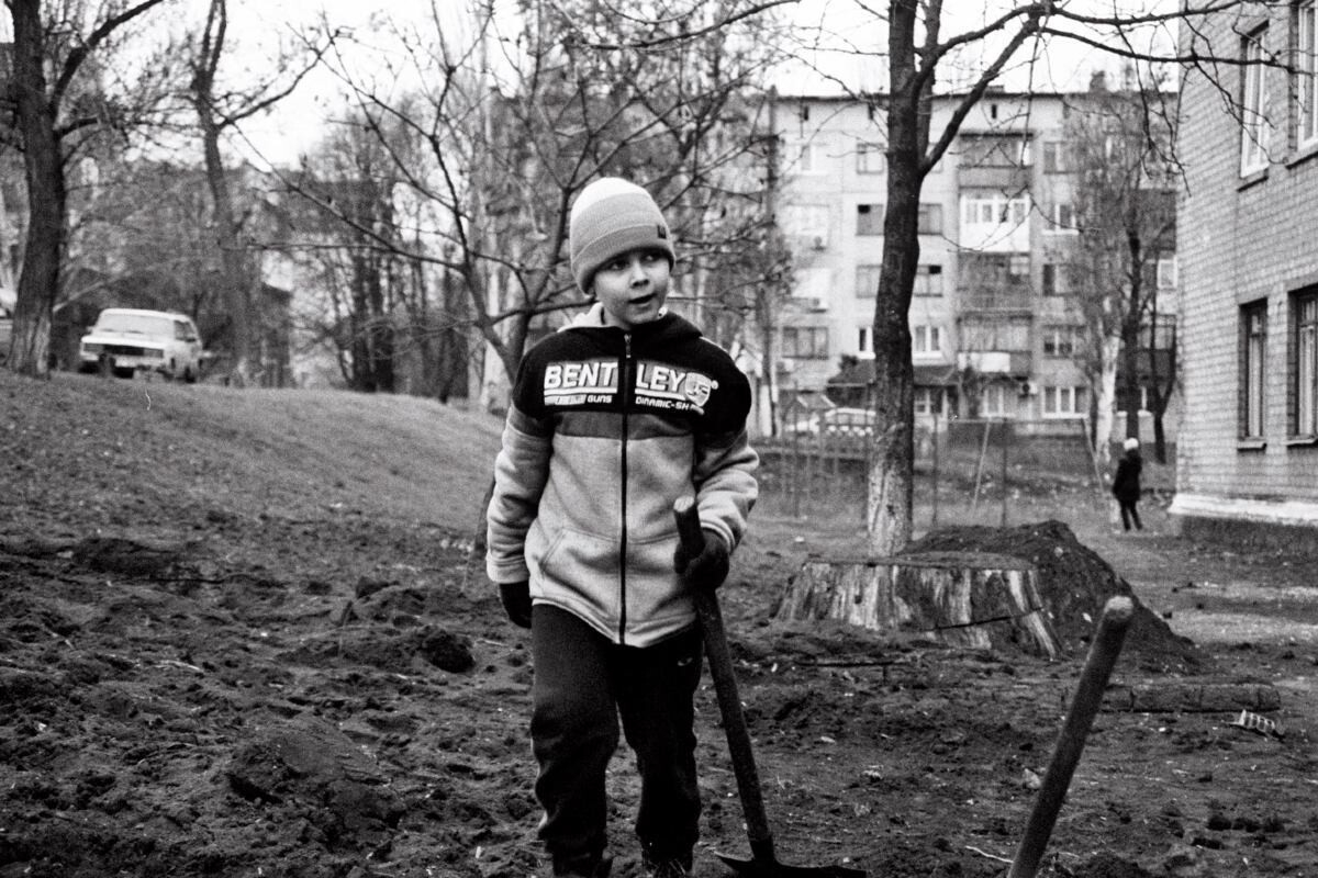 Una cruda mirada a la guerra de Rusia en Ucrania, en el fotolibro 'Diary of a Romantic Wartime Boy'