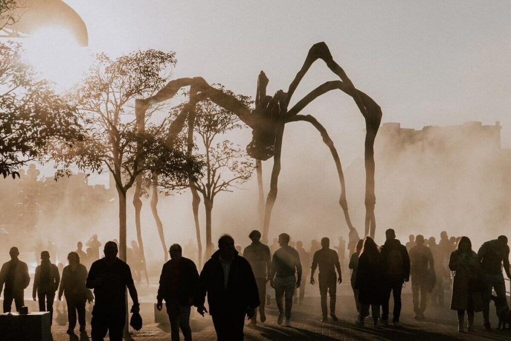 Maman (Mamá), una escultura monumental de una araña creada por Louise Bourgeois