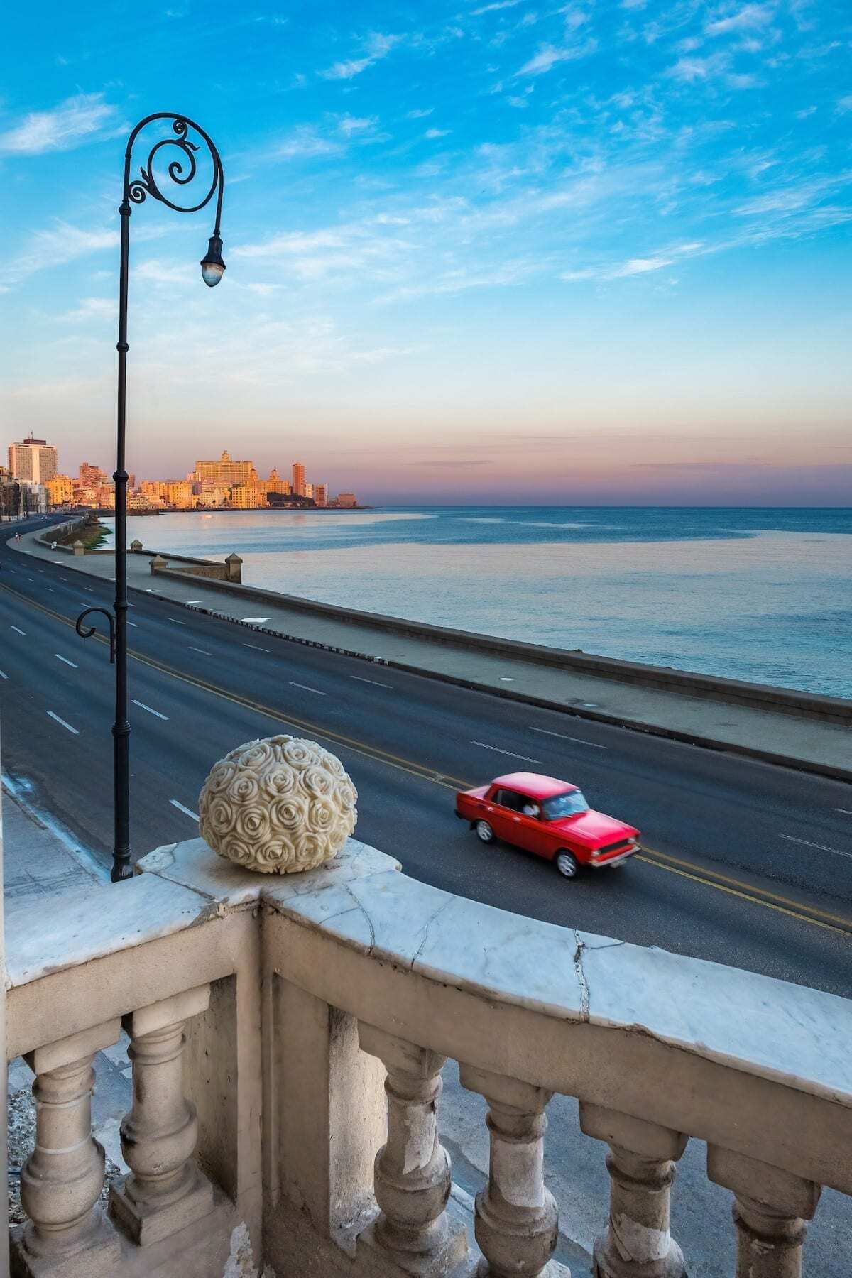 sunrise on the malecon 2017 04 copyright michael chinnici vanishing cuba 2000