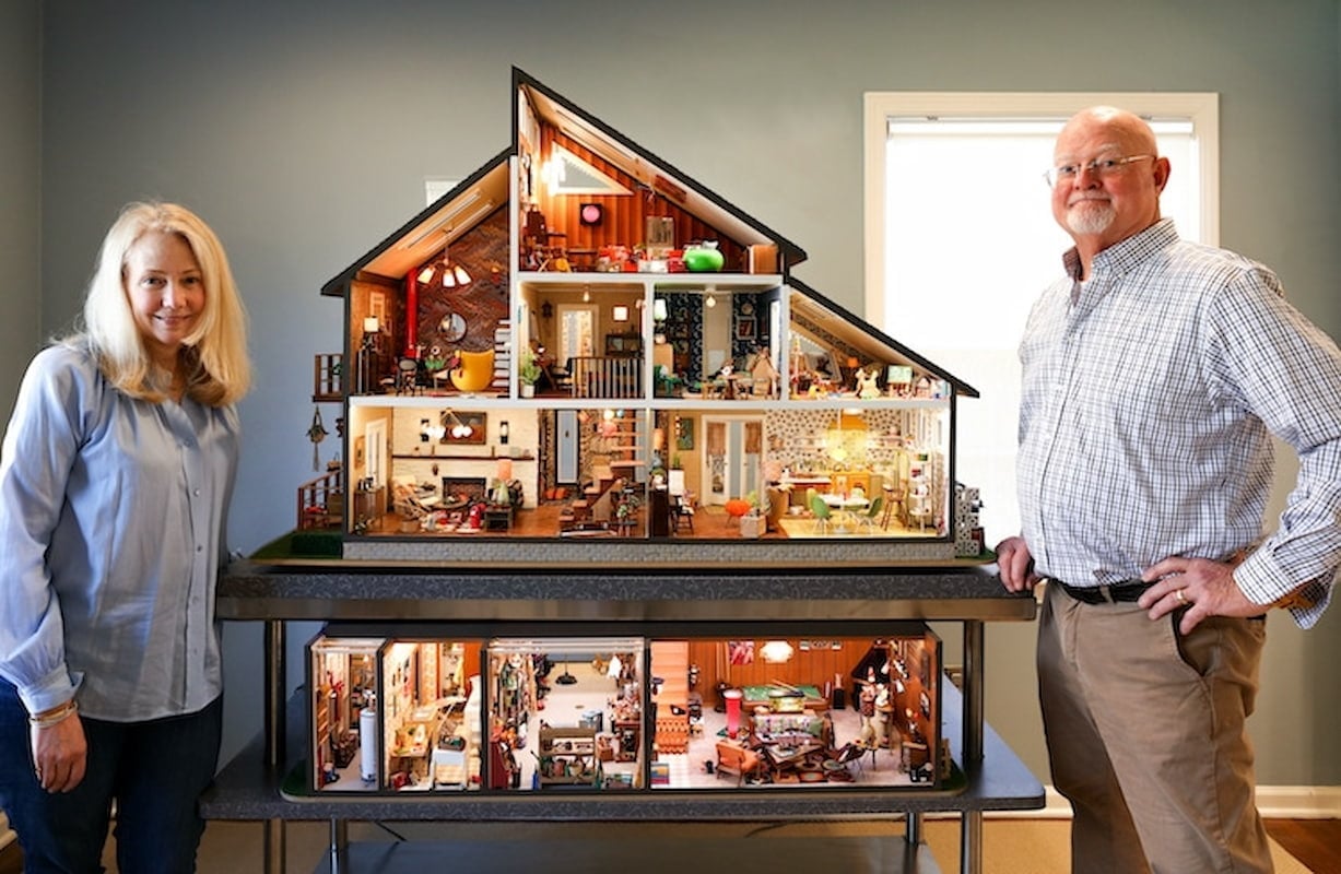 Dos años y medio para construir una casa de muñecas inspirada en los hogares de su infancia