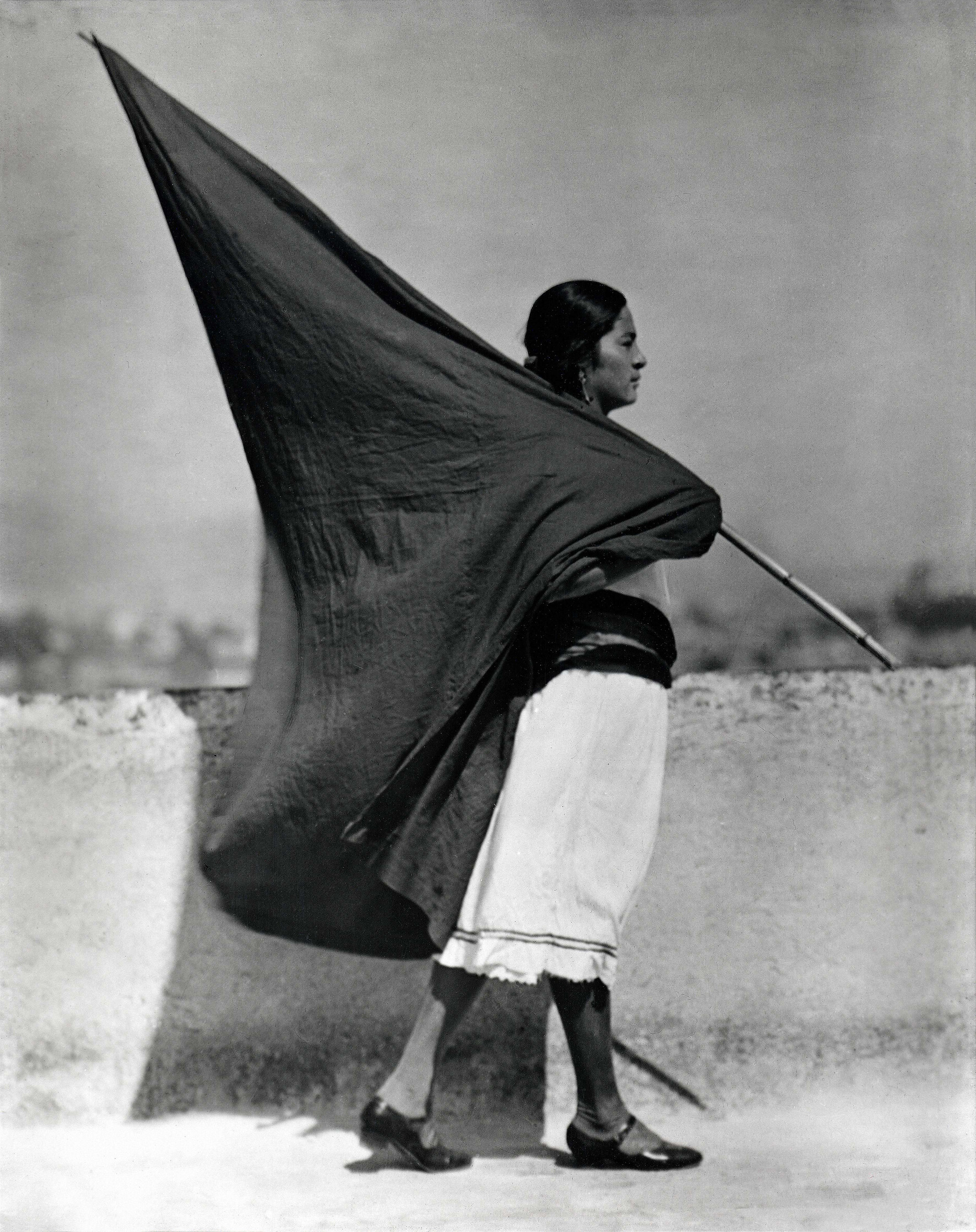 Tina Modotti. Mujer con bandera. ca. 1928. The Museum of Modern Art, Nueva York.