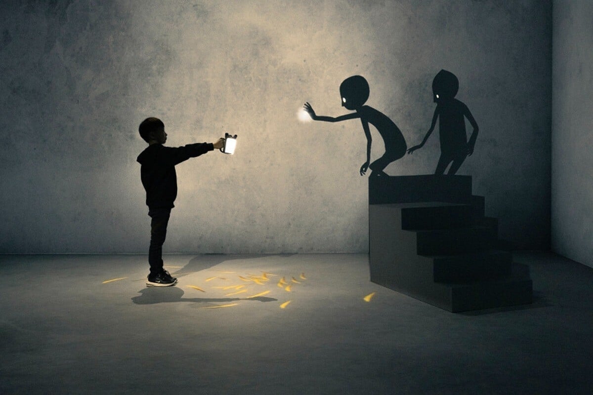 Las luces que perseguimos en las sombras, en la instalación interactiva del artista Joon Moon