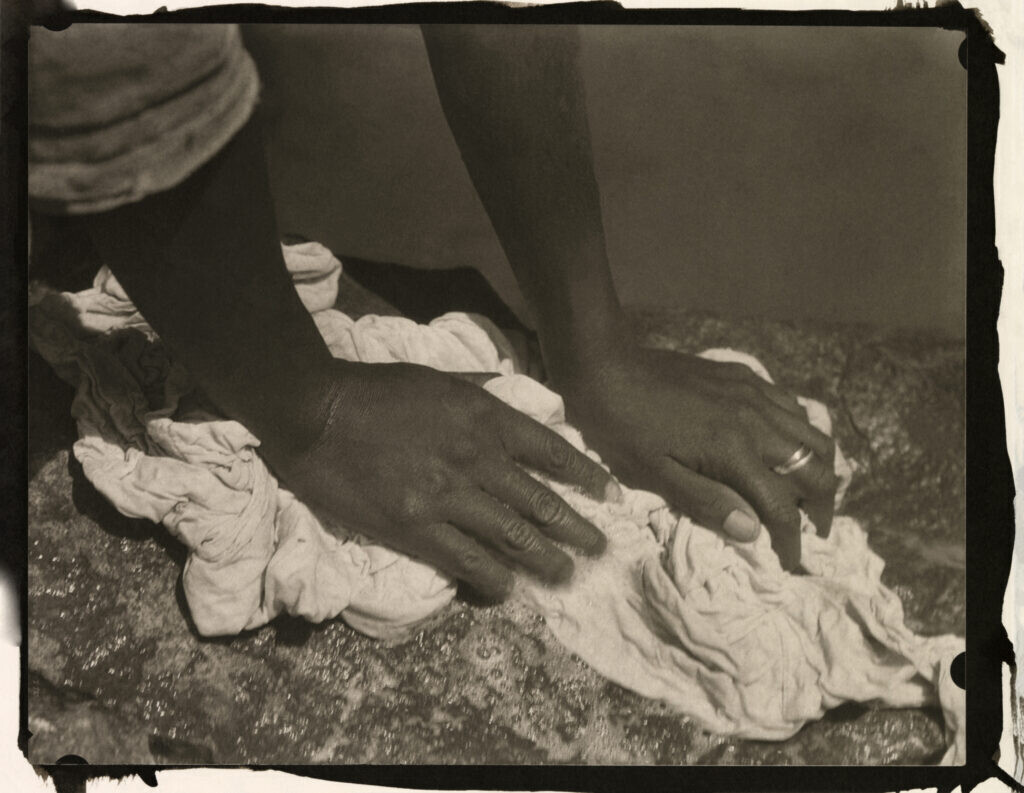 Tina Modotti. Manos de mujer lavando ropa, 1928. Copia a las sales de plata en gelatina. Impresión posterior, impresa por Manuel Álvarez Bravo. Colección y Archivo de Fundación Televisa, Ciudad de México.
