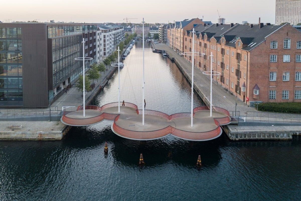 El puente circular en movimiento que une el corazón de Copenhague