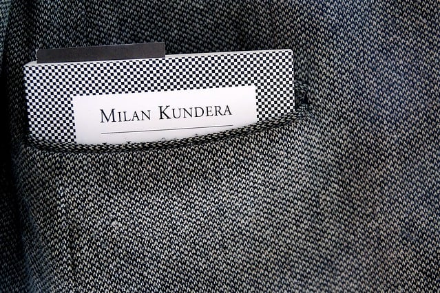 Libro de bolsillo de Milan Kundera.