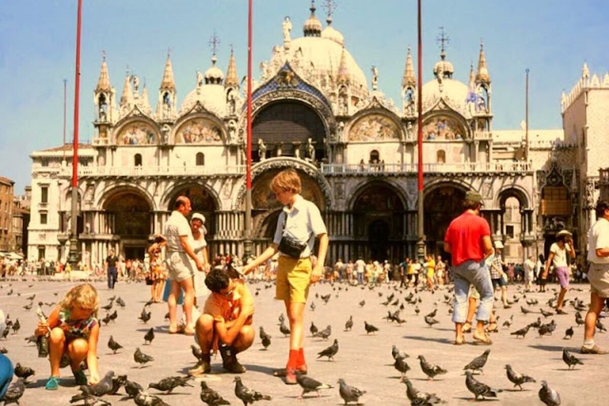 Instantáneas que nos transportan a la colorida y mágica Venecia de los años 70