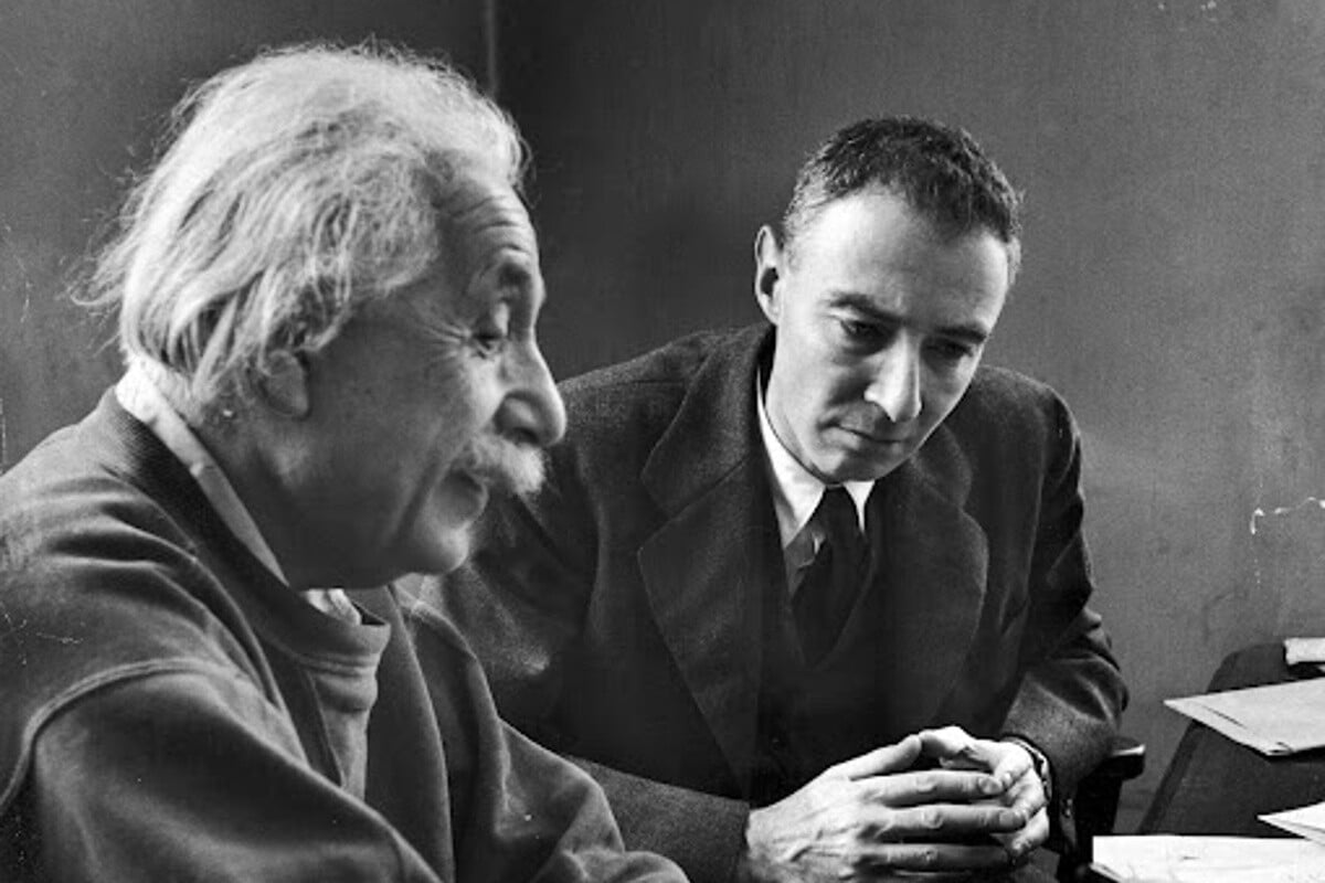 Las imágenes del encuentro real entre los físicos Robert Oppenheimer y Albert Einstein