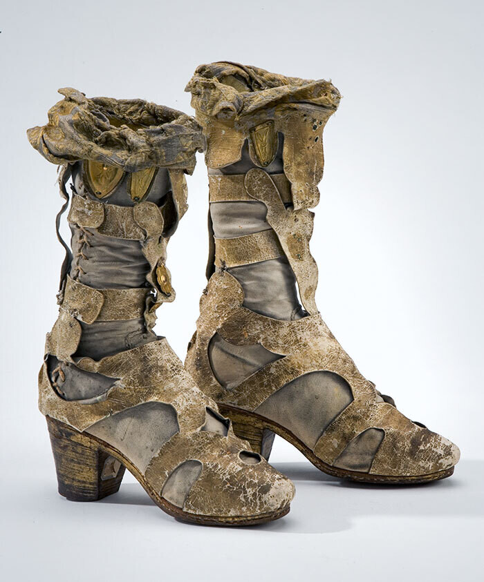 Curiosos descubrimientos arqueológicos. Botas del siglo XVII pertenecientes a un certamen ecuestre