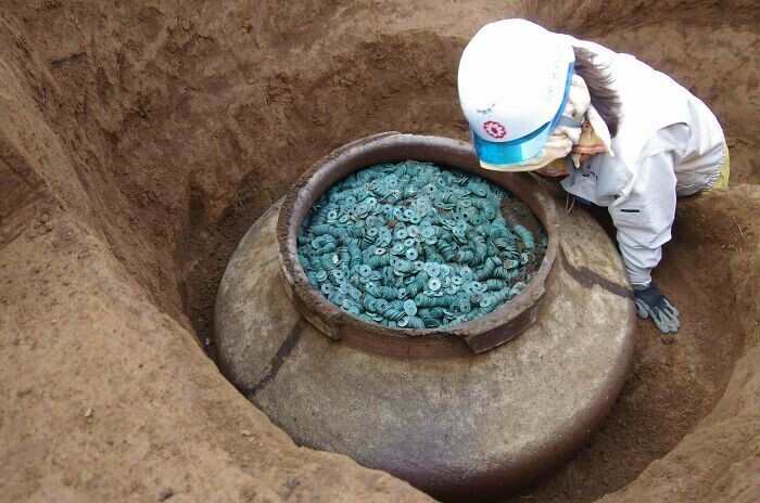 Curiosos descubrimientos arqueológicos. Vasija de cerámica llena de monedas de bronce