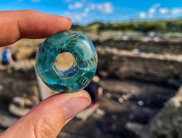 Curiosos descubrimientos arqueológicos. Una cuenta romana encontrada en las ruinas del fuerte de Vindolanda en el norte de Inglaterra