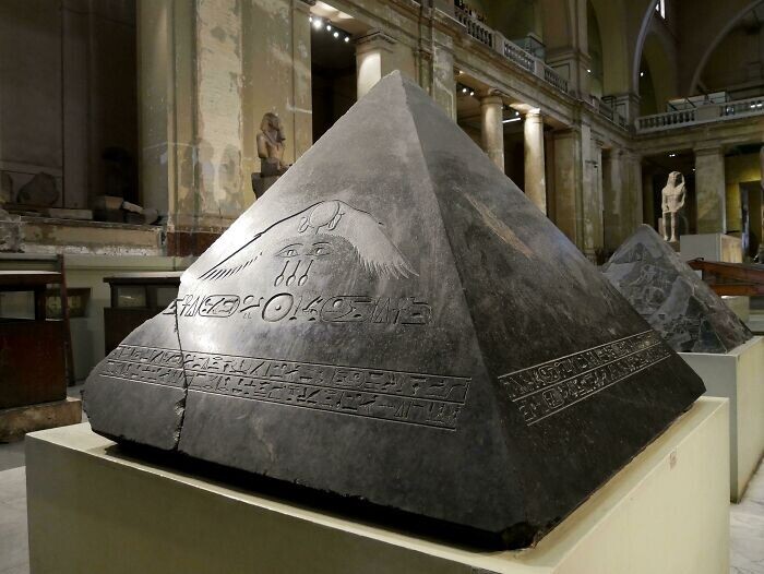 Curiosos descubrimientos arqueológicos. Piedra angular de la pirámide de Amenemhat III, 1860 a. C. – 1814 a. C.
