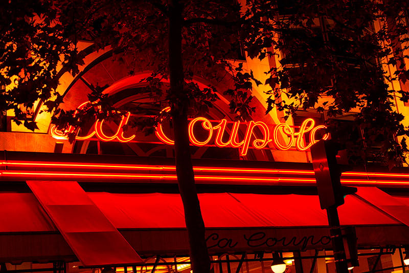 La Coupole iluminando la noche parisina.