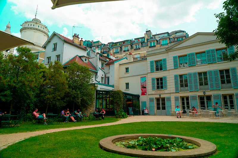 Jardín principal del Museo de Montmartre.