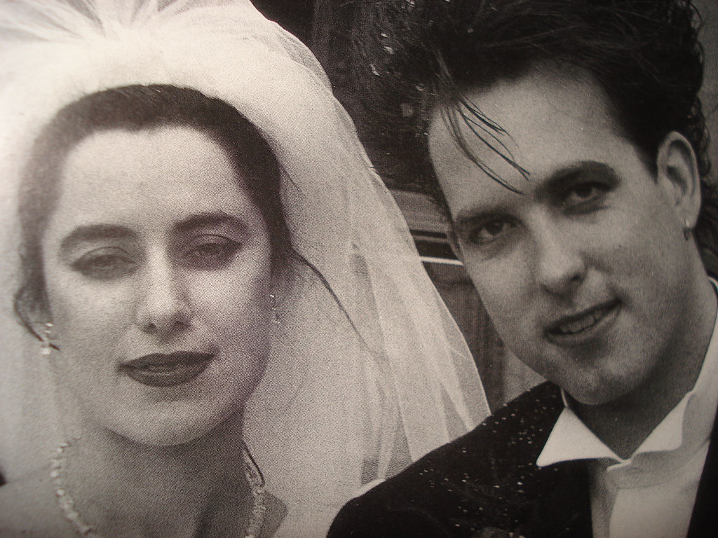 Mary Poole y Robert Smith en su boda.