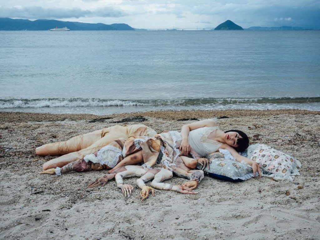 La artista Mari Katayama en una imagen que forma parte de la exposición 'Loving the Alien', en La Casa Encendida.