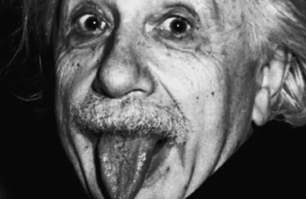 Albert Einstein sacando la lengua