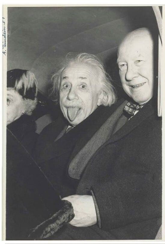 Albert Einstein sacando la lengua, fotografía original con Frank Aydelotte, director del Instituto de Estudios Avanzados de EE.UU. donde trabajaba el científico, y la esposa del director, Marie Jeanette.