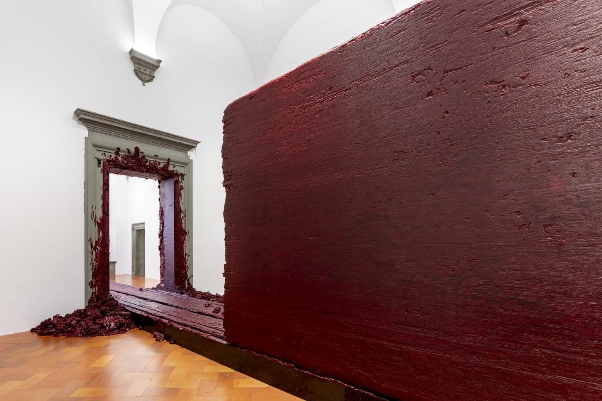 La exposición del artista Anish Kapoor en el Palazzo Strozzi traspasa los límites de lo irreal