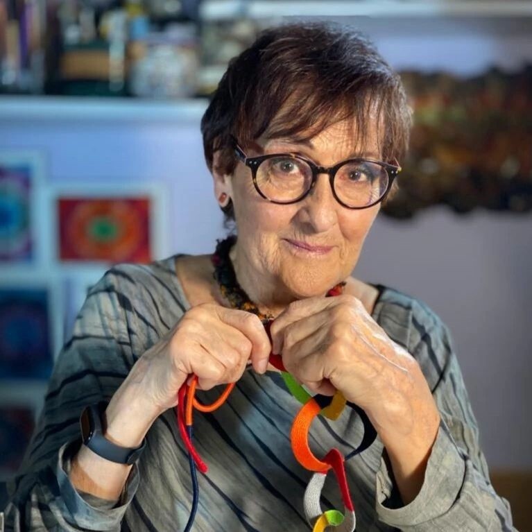 Pepa Carrillo (83 años) con una de sus joyas artesanas.
