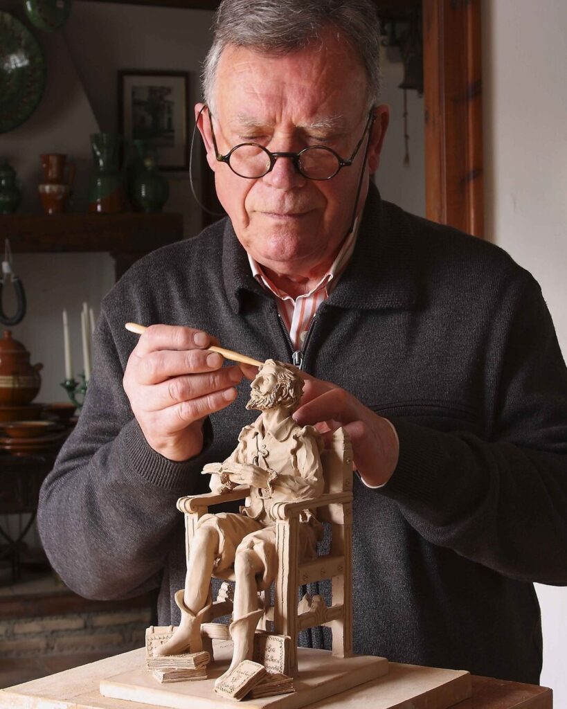 Paco Tito con su escultura