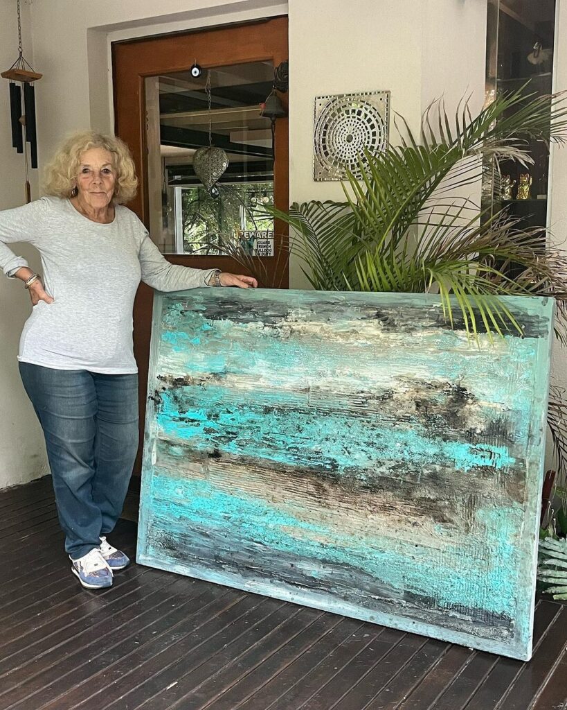Mirta Pascale junto a una de sus pinturas