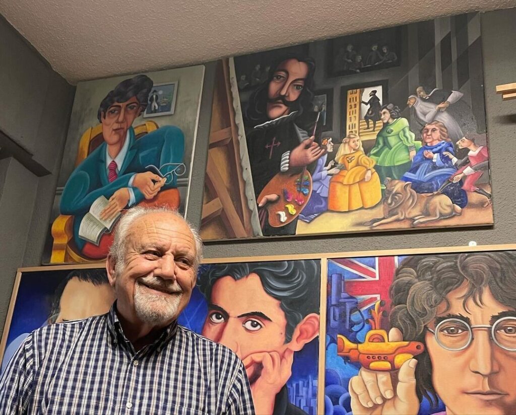 Enrique Cata junto a sus obras