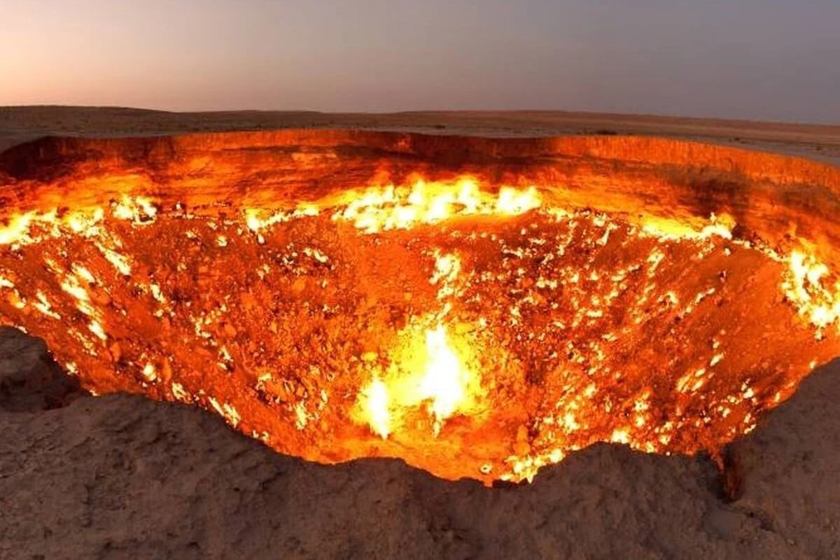 Así es la “Puerta del Infierno”: un enorme cráter que lleva medio siglo ardiendo