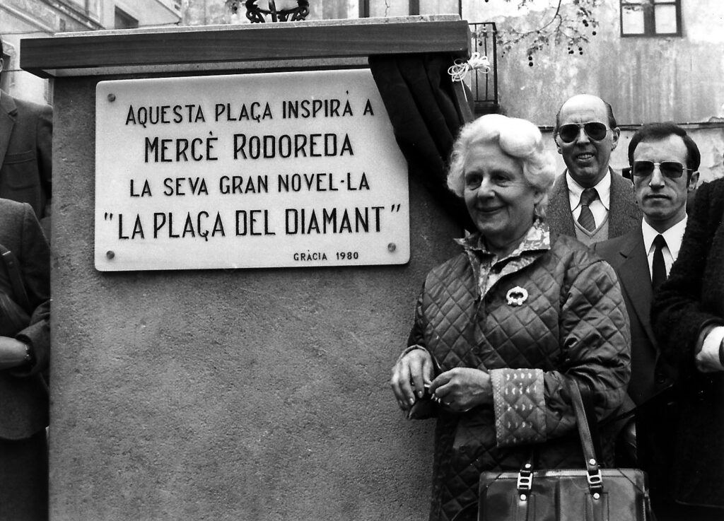 Mercè Rodoreda junto a una placa conmemorativa en la Plaça del Diamant.