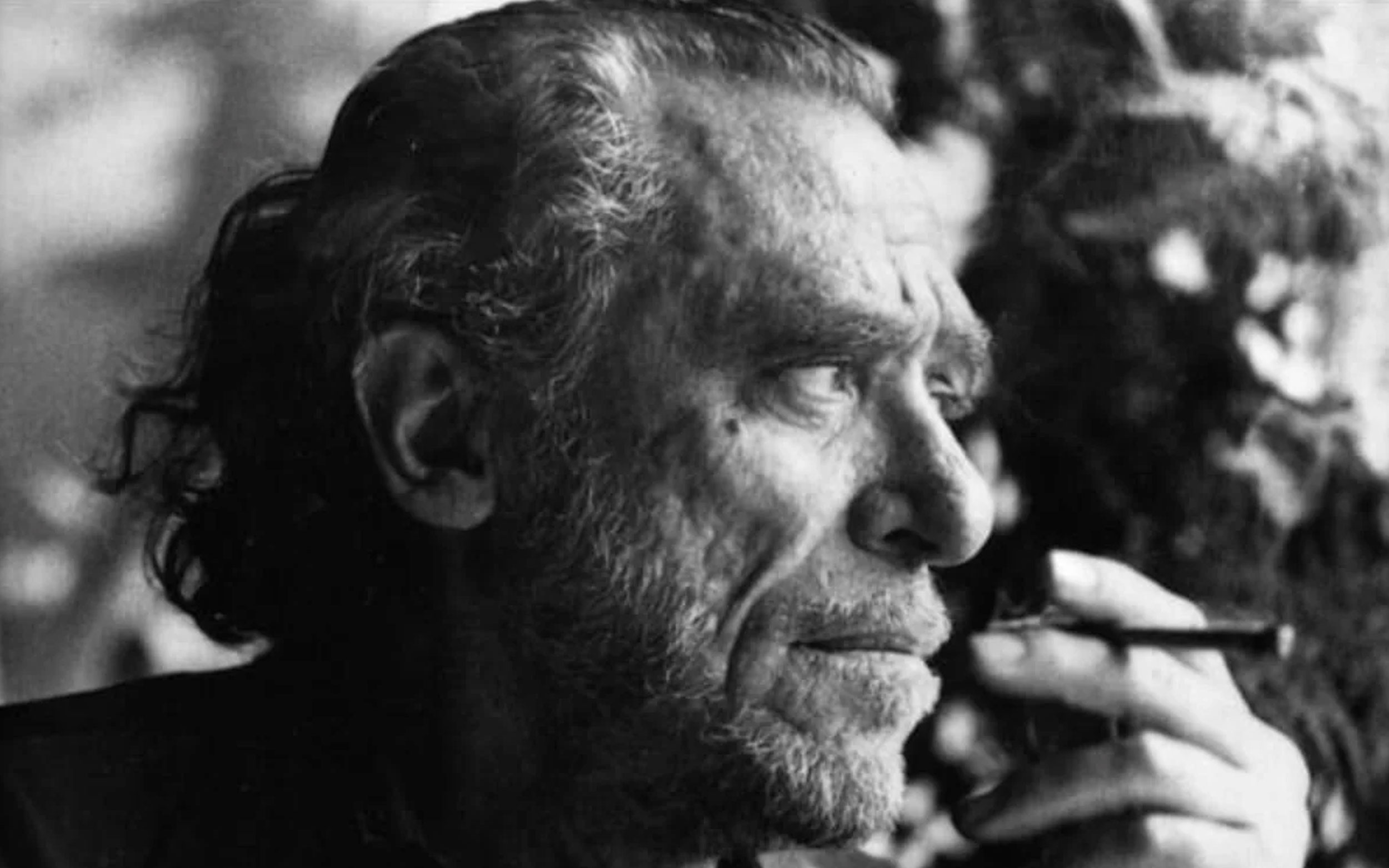 “El genio de la multitud”, un poema de Charles Bukowski