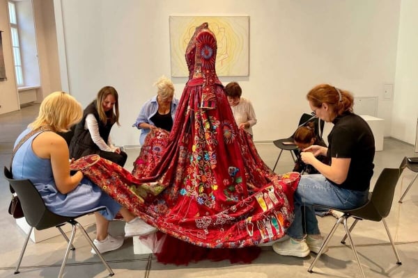 “El vestido rojo”, un proyecto que une a 380 artistas de 51 países a través del bordado