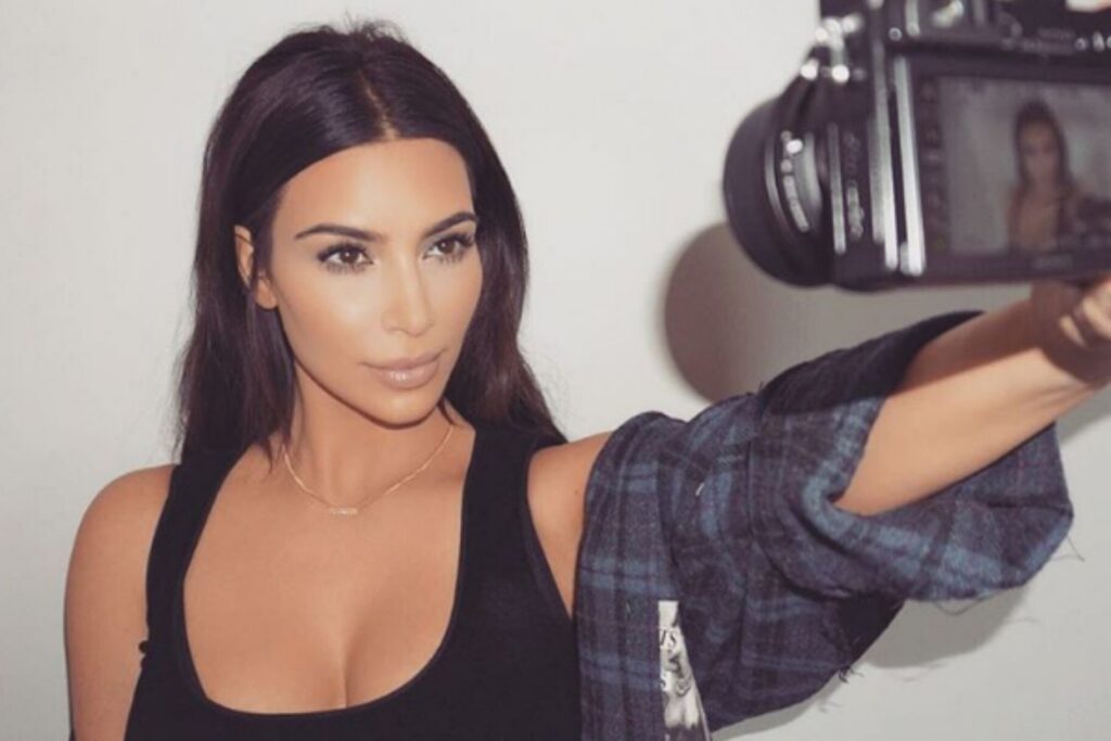 Kim Kardashian tomándose un selfie.