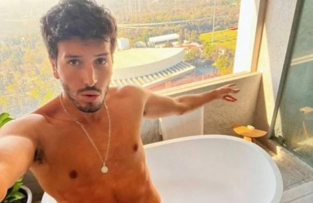 Sebastián Yatra tomándose un selfie