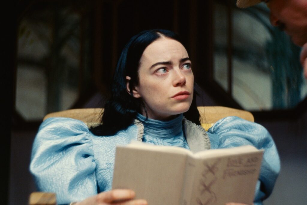 La actriz Emma Stone en una escena de la película Poor Things