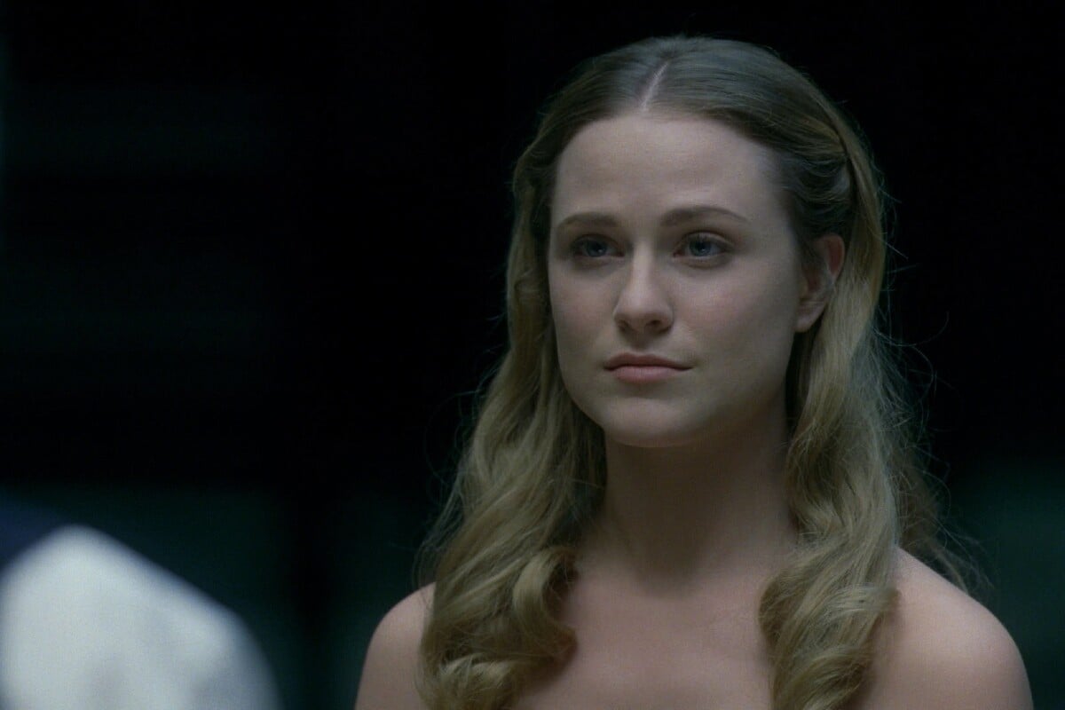 El personaje de Dolores en la serie Westworld se plantea la existencia del libre albedrío.