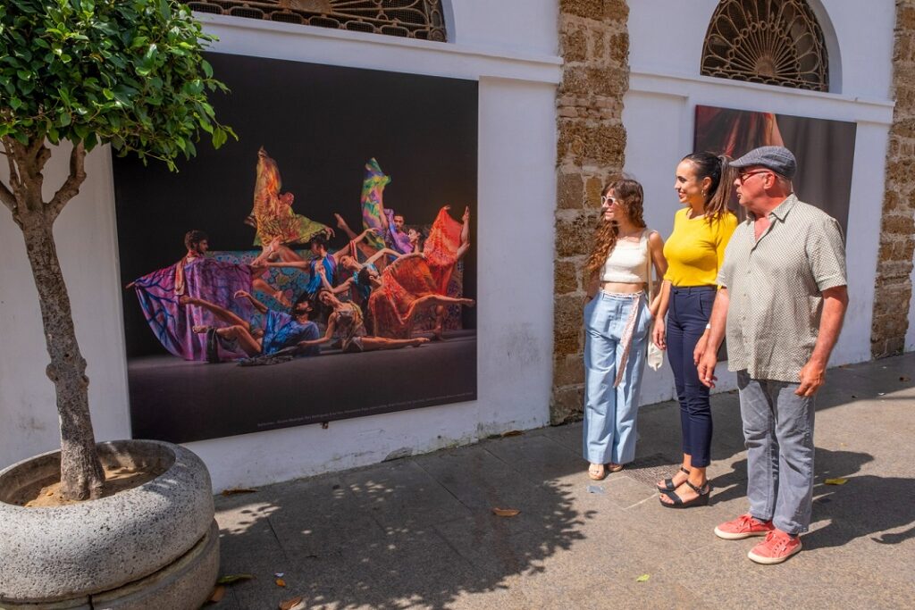 Alba Muriel y José Alberto López observando su obra en la fachada del Mercado de Abastos de Cádiz