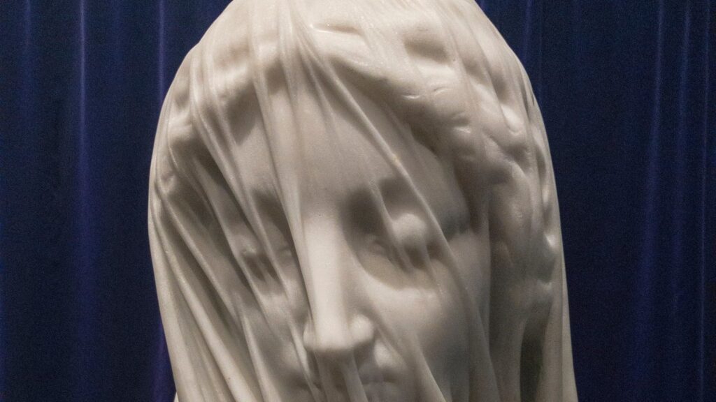 Escultura de la Virgen del velo