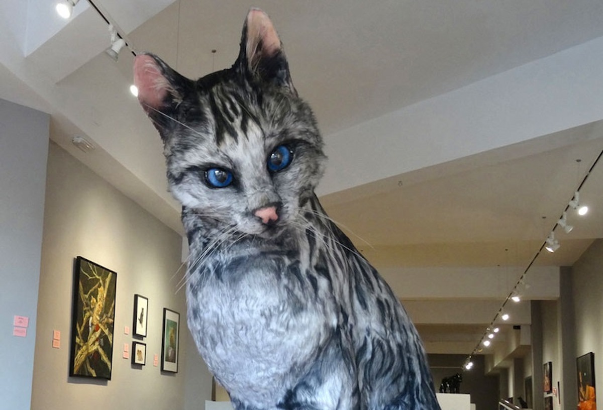 El valenciano Juan Piza crea universos surrealistas con esculturas hiperrealistas