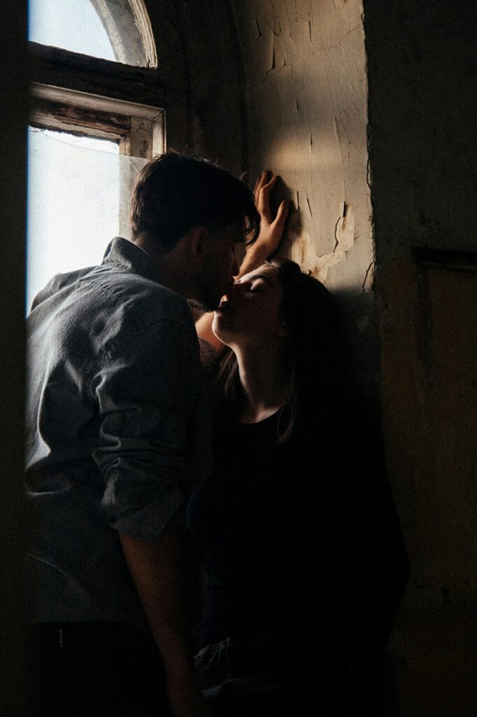 Un chico y una chica besándose en un portal