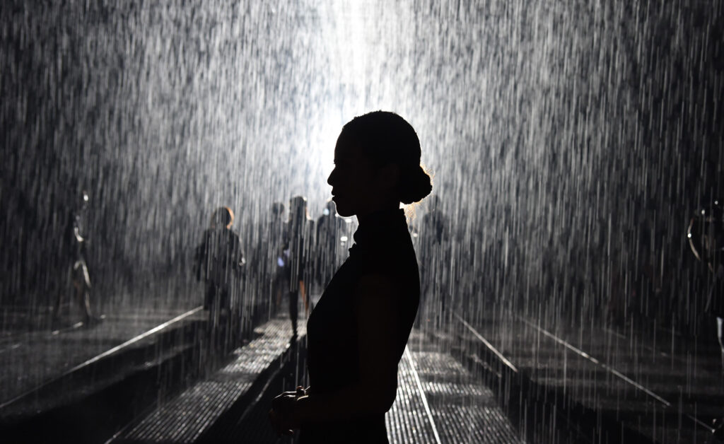 Fotografía del interior de Rain Room, instalación inmersiva de Random International.
