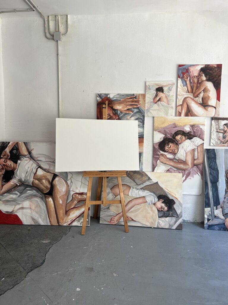 Algunas de las obras de Inés Jimm en su taller