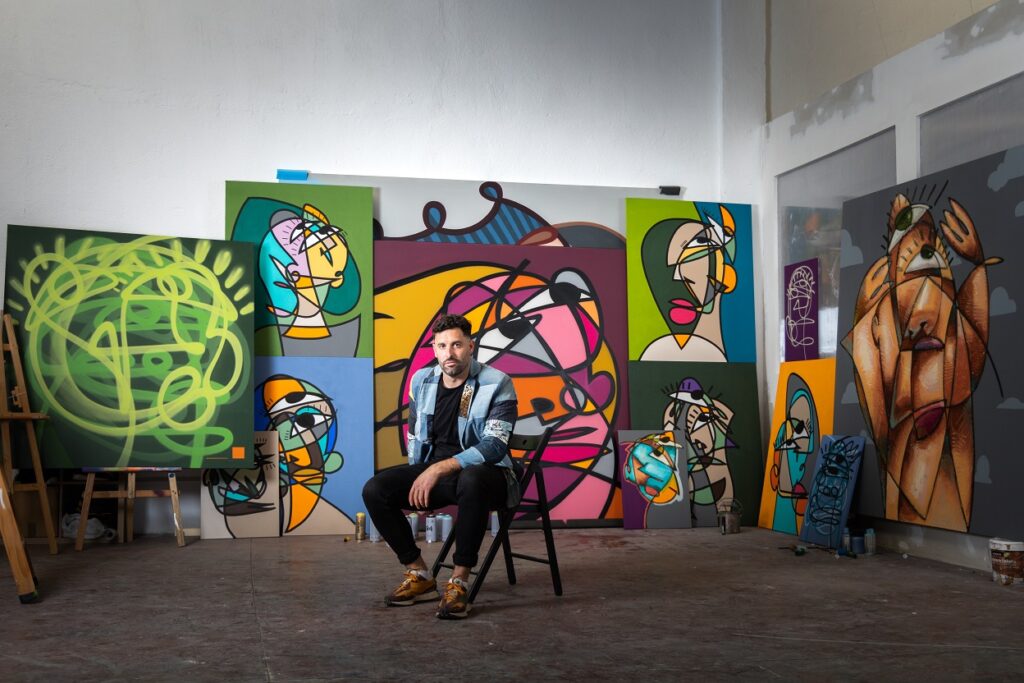 El artista Belin en su taller.