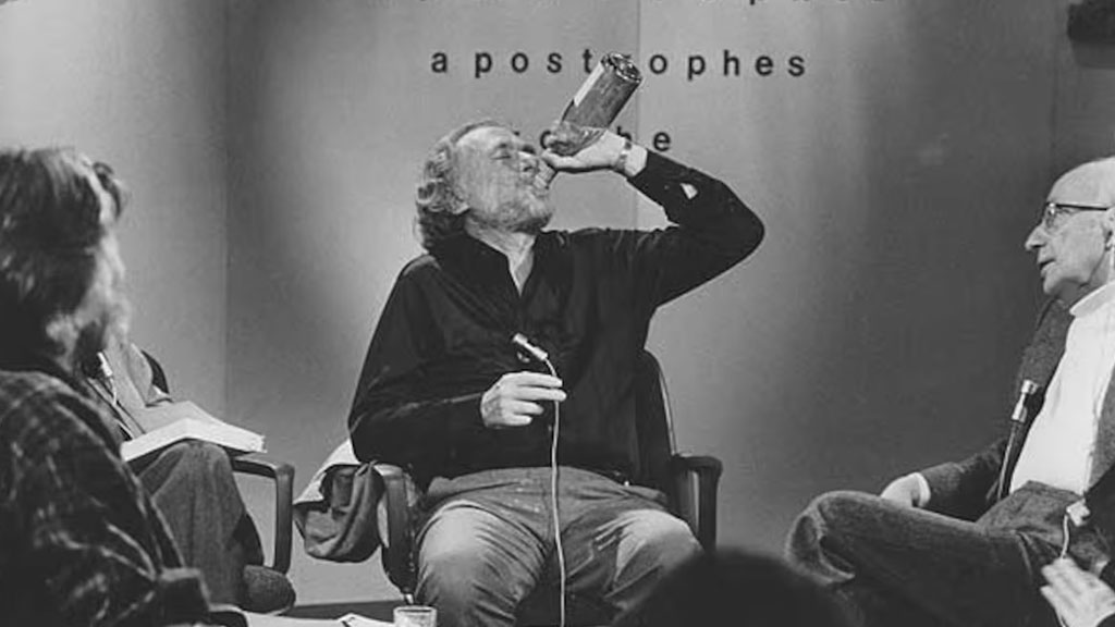 Charles Bukowski fuma en el programa 'Apostrophes', dirigido por Bernard Pivot en el canal francés Antenne 2.