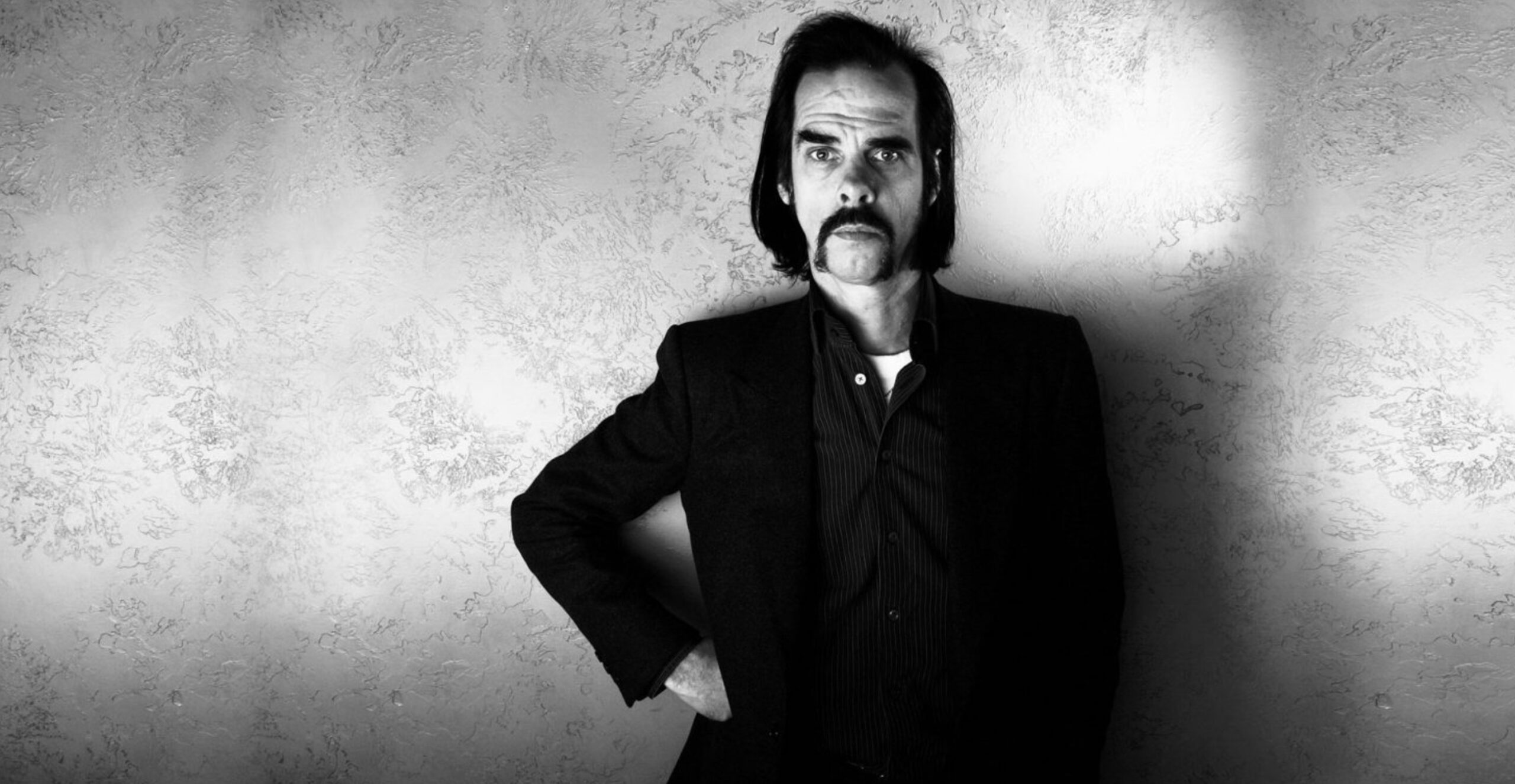 Nick Cave recita un poema sobre agujeros negros y cómo soportar nuestras vidas